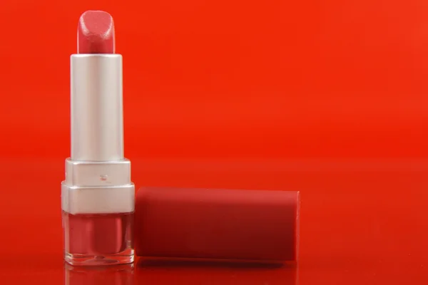 Maquiagem objeto no fundo vermelho — Fotografia de Stock