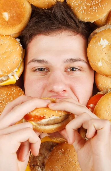 Homme mangeant hamburger — Photo