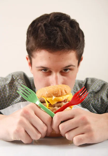 Hombre comiendo hamburguesa —  Fotos de Stock