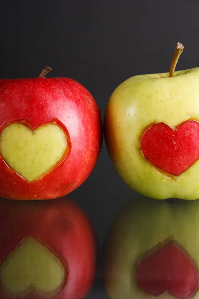 Dos manzanas con corazones —  Fotos de Stock