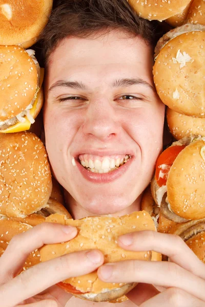 Homem comendo hambúrguer — Fotografia de Stock