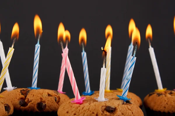 Muffins de chocolate saborosos com vela — Fotografia de Stock