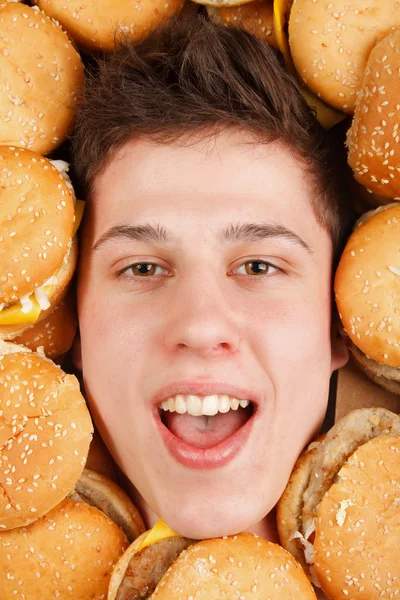 Человек ест гамбургер — стоковое фото