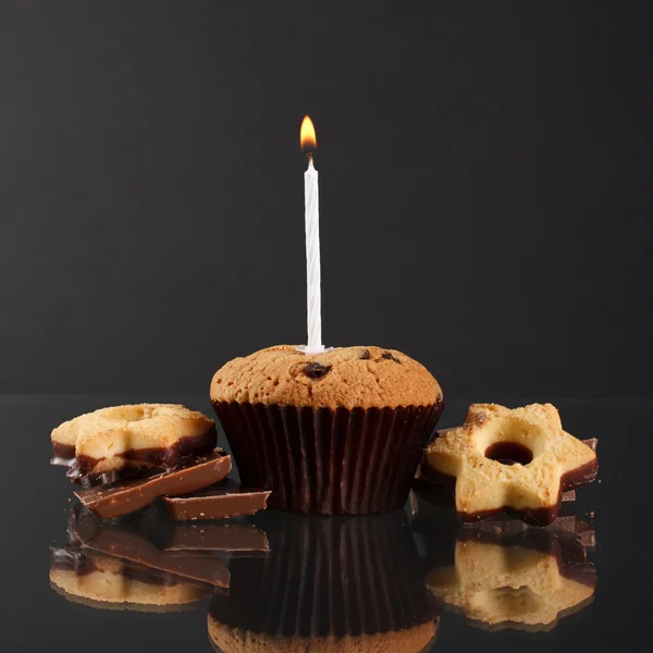 与蜡烛的美味松饼 — 图库照片