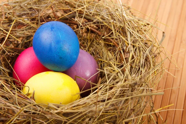 Nido di Pasqua con uova sul tavolo — Foto Stock