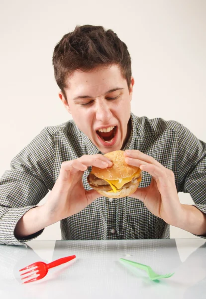 Mann isst Hamburger — Stockfoto