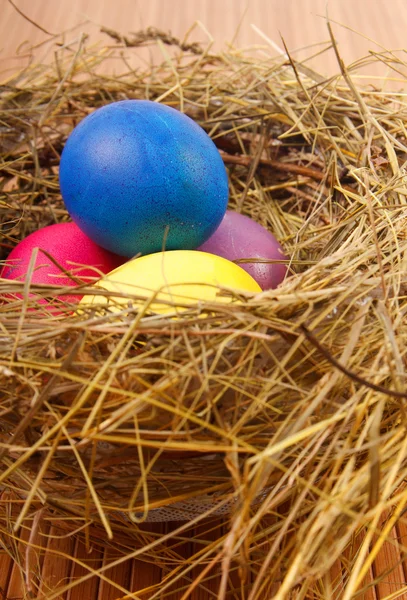 Osternest mit Eiern auf dem Tisch — Stockfoto