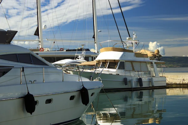 Luxusjachten an Pier festgemacht — Stockfoto