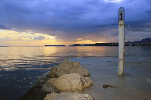 Zee zonsondergang over split, Kroatië — Stockfoto