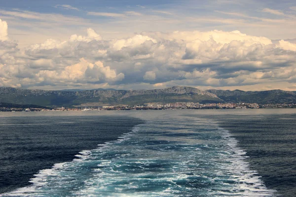 Adriatische zee zeegezicht met schip trace — Stockfoto