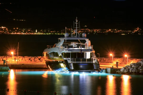 Yate de lujo amarrado en la noche del muelle Fotos De Stock Sin Royalties Gratis