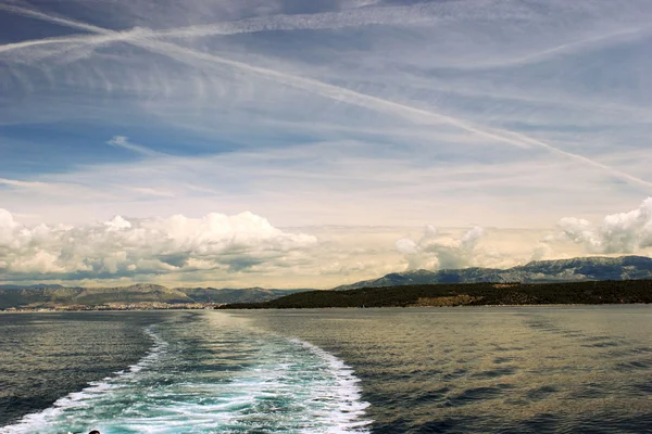 Adriatische zee zeegezicht met schip trace — Stockfoto