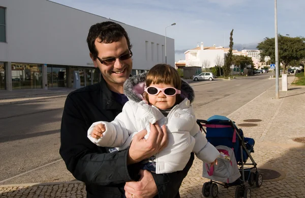 La petite fille béatifique avec son père — Photo