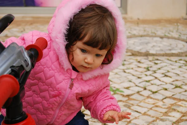 La niña beata con la bicicleta —  Fotos de Stock