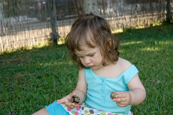 La bambina seduta sul meado verde — Foto Stock