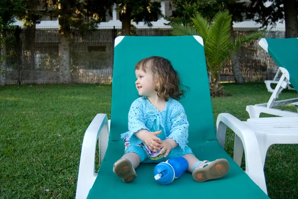 Baby flicka dricker vatten i resort — Stockfoto