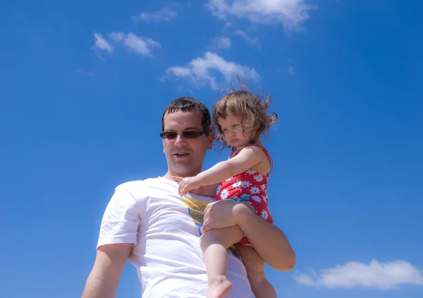 Pai e filha passando um dia na praia — Fotografia de Stock