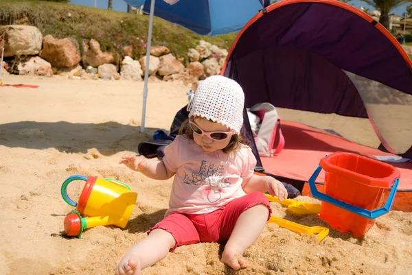 Menina bebê brincando com brinquedos de plástico da praia — Fotografia de Stock