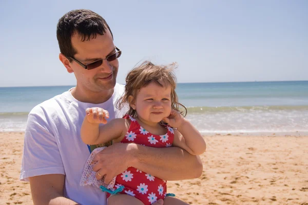 Pai e filha passando um dia na praia — Fotografia de Stock