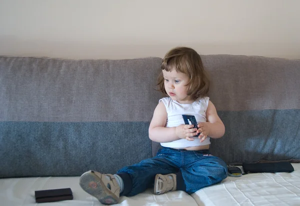 Tte baby girl is opening purse — Stock Photo, Image