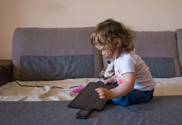 La bambina sta giocando sul portatile — Foto Stock