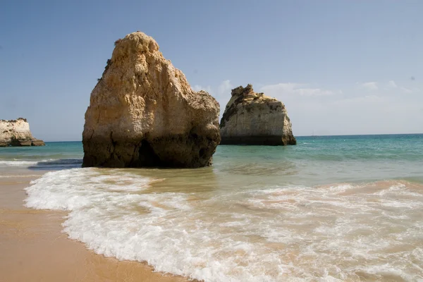 La spiaggia sulla costa dell'Algarve — Foto Stock