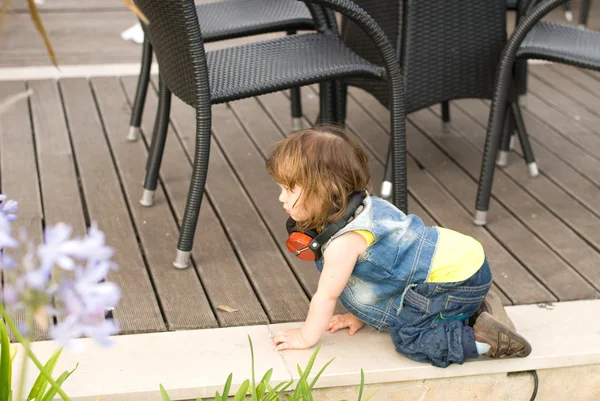 La niña está jugando en el café. —  Fotos de Stock