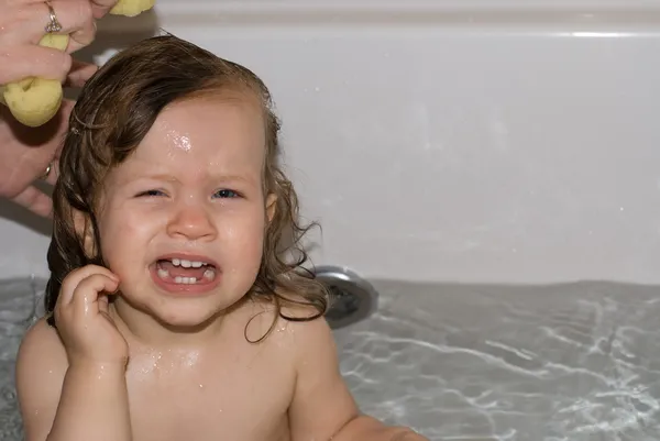 Das kleine Mädchen im Badezimmer — Stockfoto