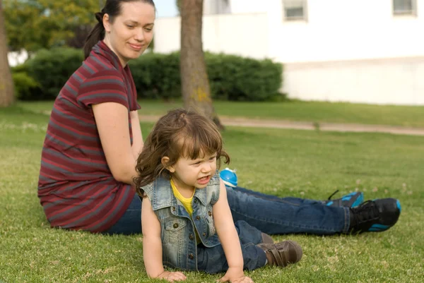 Mother with daughter rest in park — Stock Photo, Image