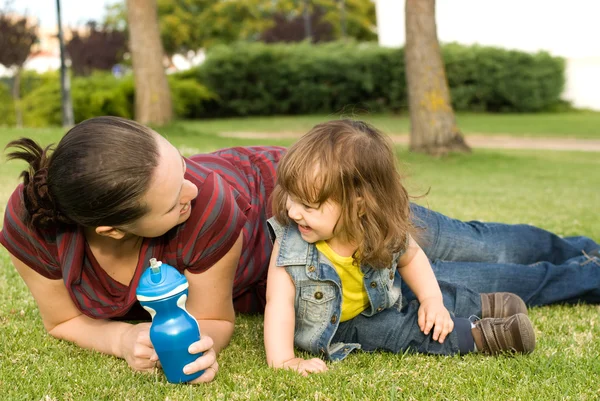 Mother with daughter rest in park — Stock Photo, Image