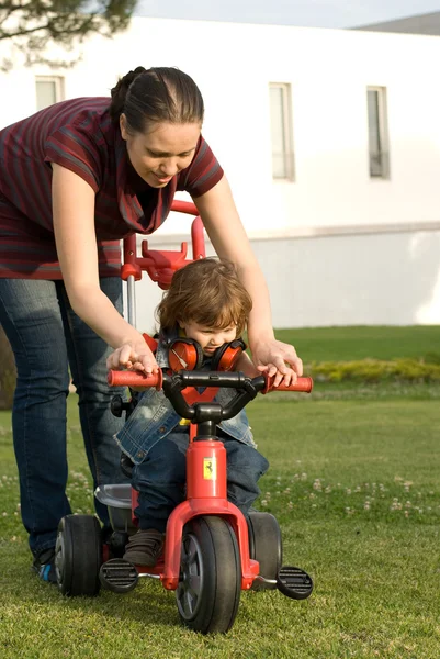 Mamma med dotter resten i park — Stockfoto