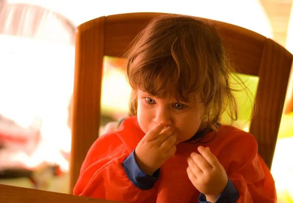 A menina está comendo — Fotografia de Stock