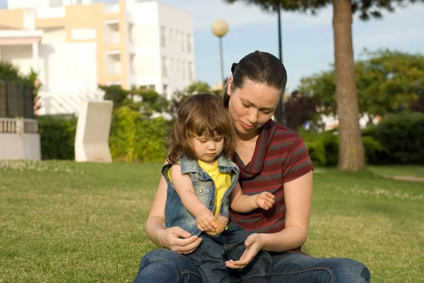 Mother with daughter rest in park — Stock Photo, Image