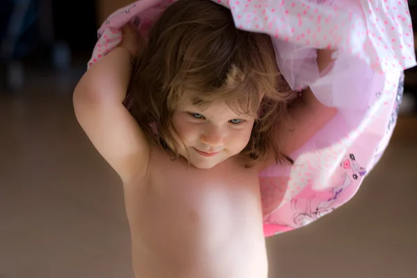 Bella bambina con un vestito rosa — Foto Stock