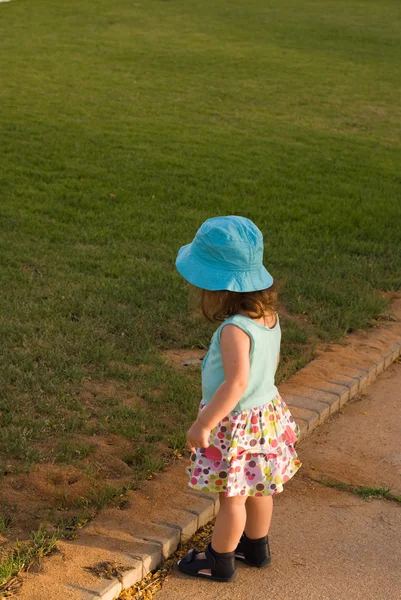 Den lilla flicka spelar i park — Stockfoto