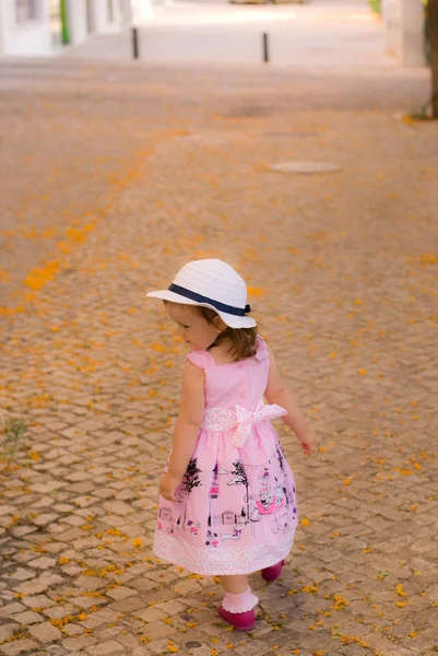 Menina bonita usando um vestido rosa — Fotografia de Stock