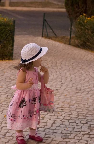 Hermosa niña usando un vestido rosa — Foto de Stock