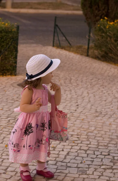 Menina bonita usando um vestido rosa — Fotografia de Stock