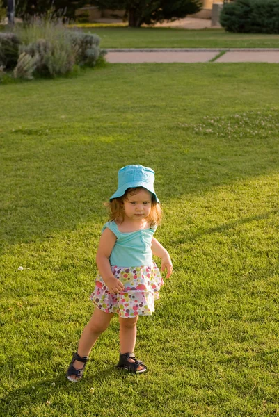 The little girl play in park — Stock Photo, Image