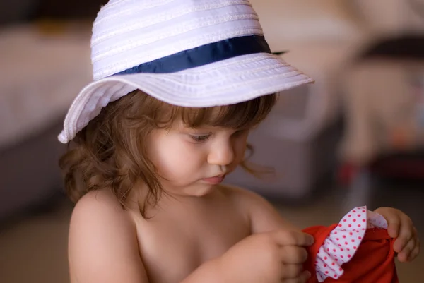 Bella bambina con un vestito rosa — Foto Stock