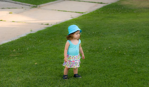 La bambina gioca nel parco — Foto Stock