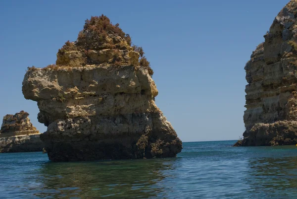 Rotsformaties in de buurt van lagos, portugal — Stockfoto