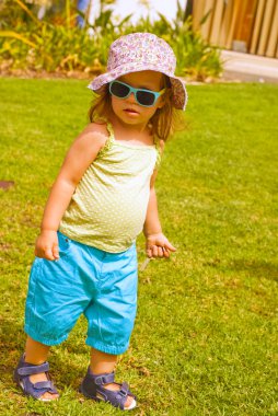 kız bebek Park'ta oynamaktadır