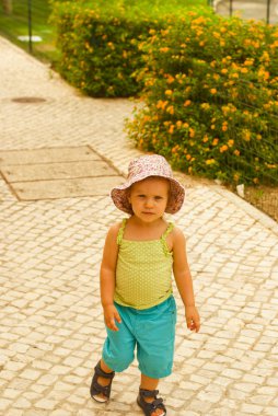 kız bebek Park'ta oynamaktadır