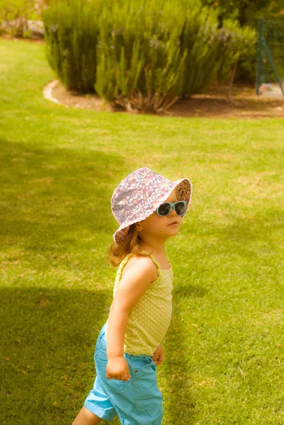 kız bebek Park'ta oynamaktadır