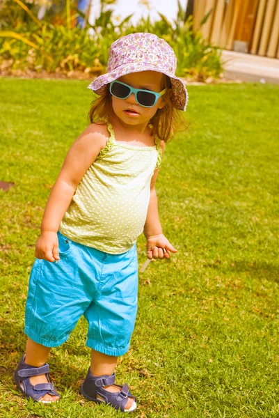 kız bebek Park'ta oynamaktadır