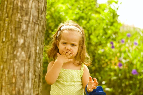 Baby flicka leker i parken — Stockfoto