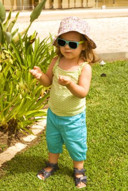 kız bebek Park'ta oynamaktadır