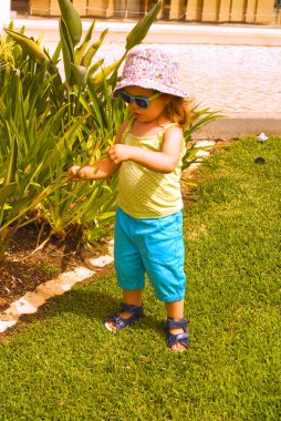 kız bebek Park'ta oynamaktadır