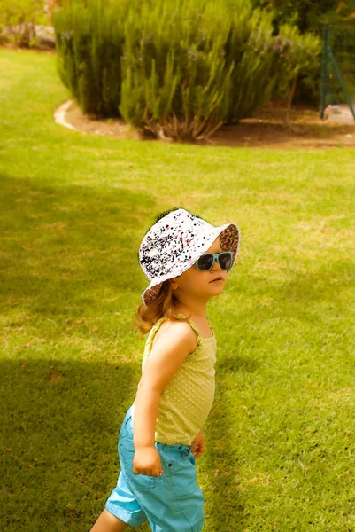 kız bebek Park'ta oynamaktadır